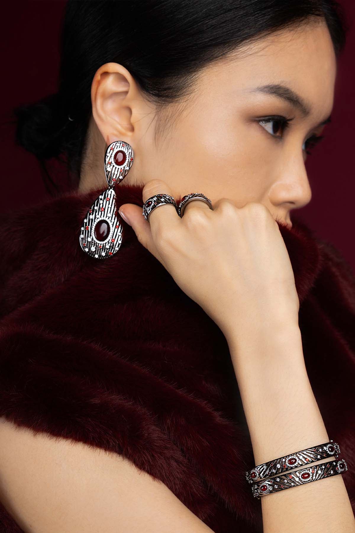 02-WE17100XKWR-APM-Monaco-Les-Éventails-Earrings-Worn