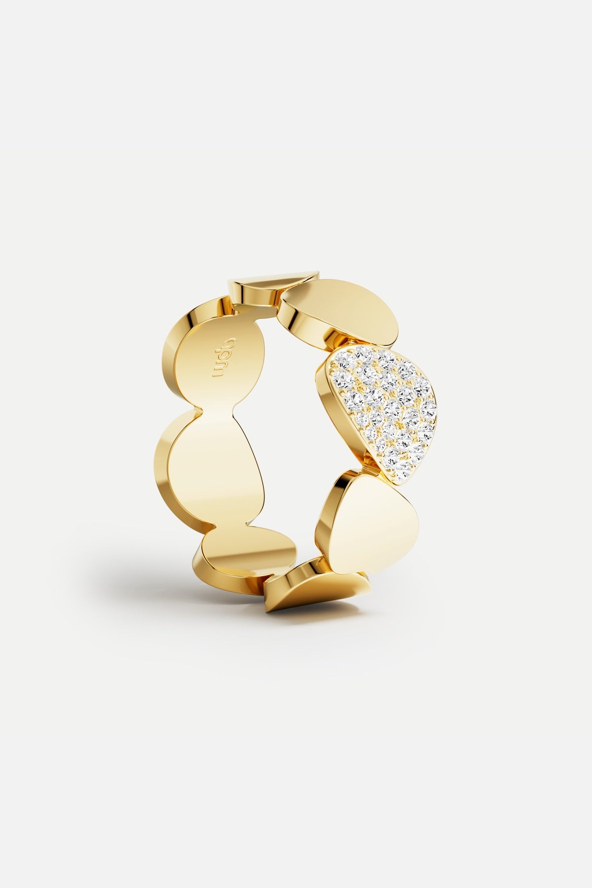 APM Heart Ring, a golden row of love with a sparkling touch.