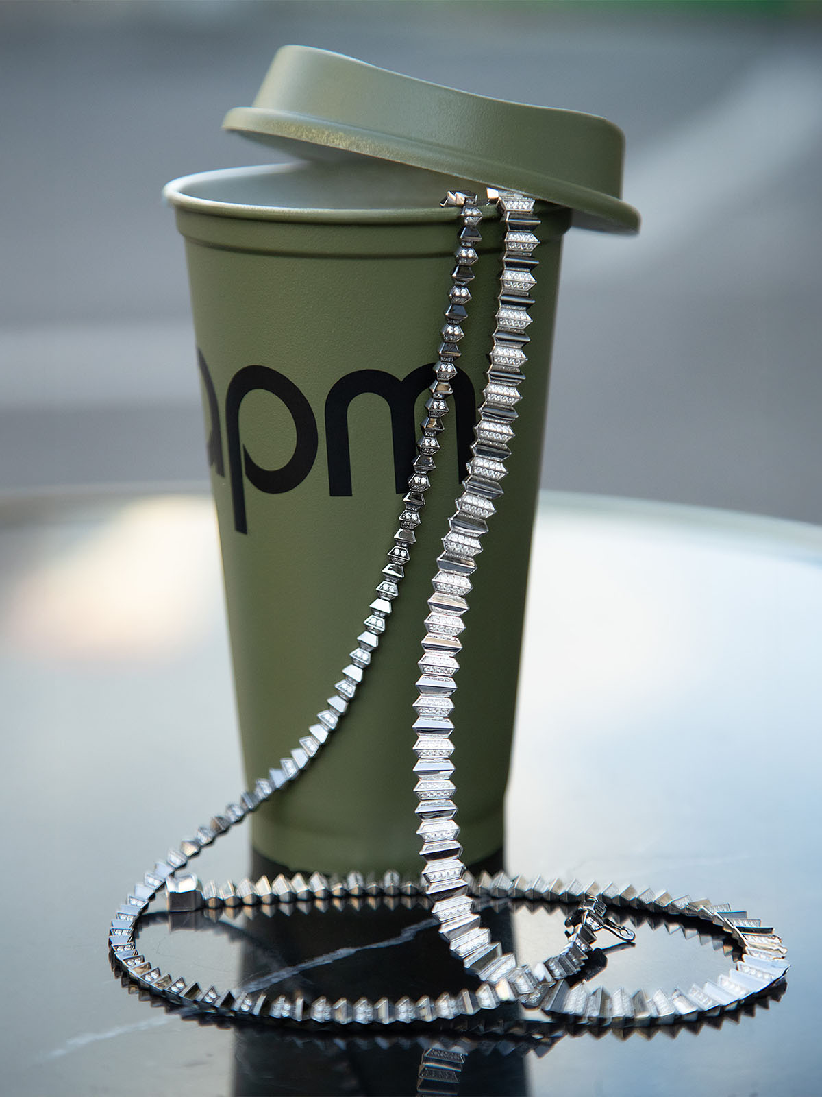 Khaki cup with a lid and apm monaco chain from up and down collection