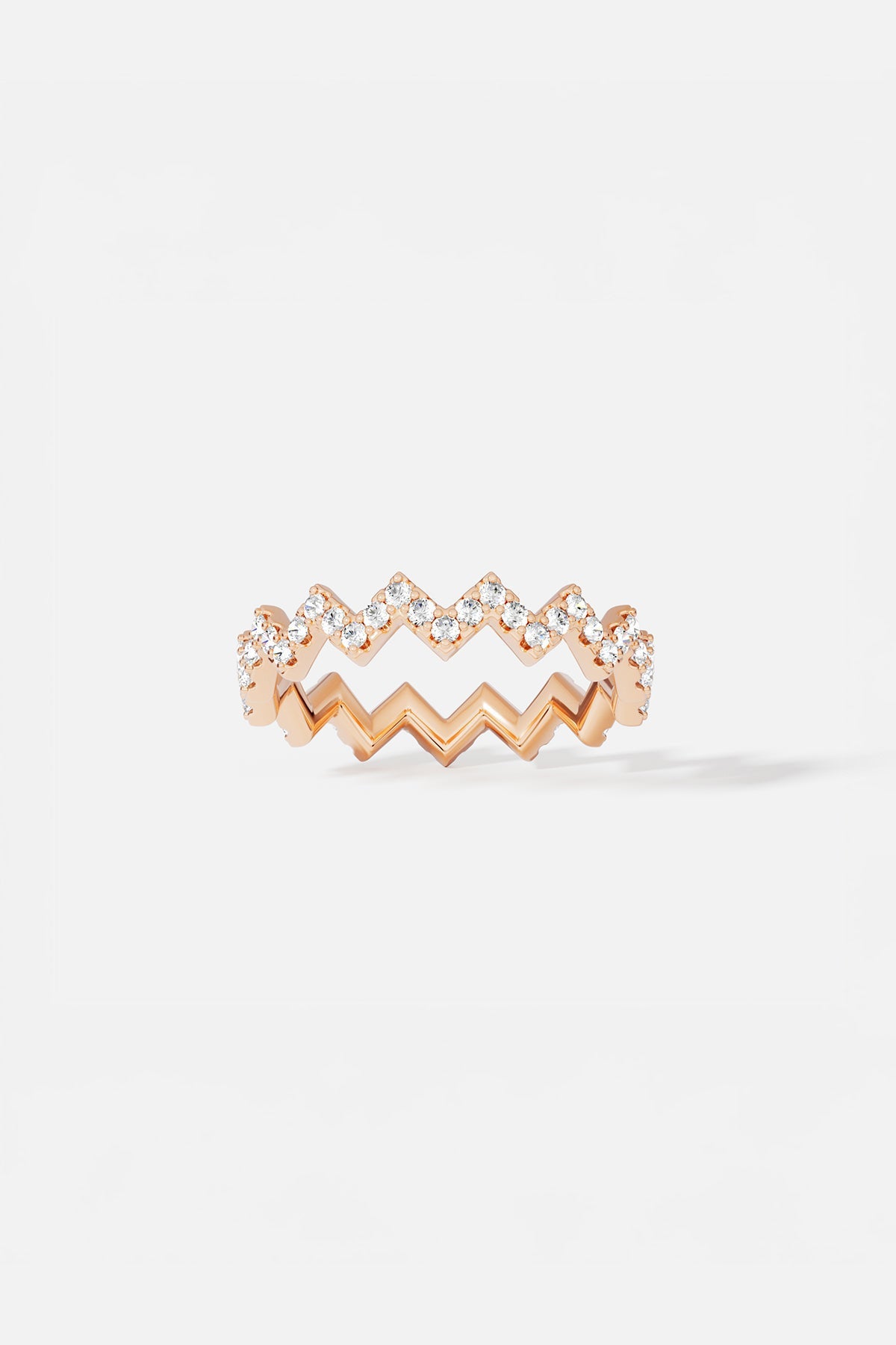 Rings APM Monaco: rose gold ring with a zigzag pavé pattern encrusted with clear stones.
