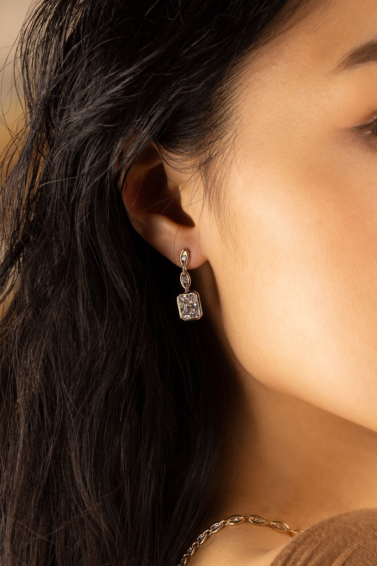 APM Monaco Éclat Chain Earrings in Yellow Gold worn on ear