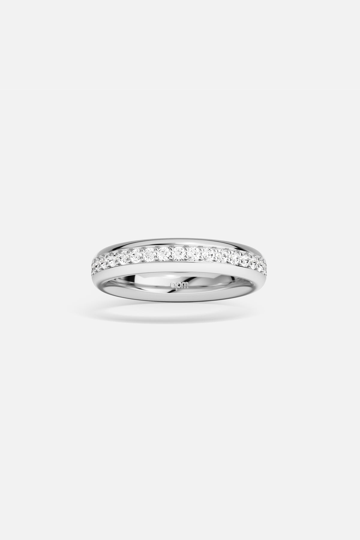 APM Ring in rhodium finish, a luminous band of quiet elegance.