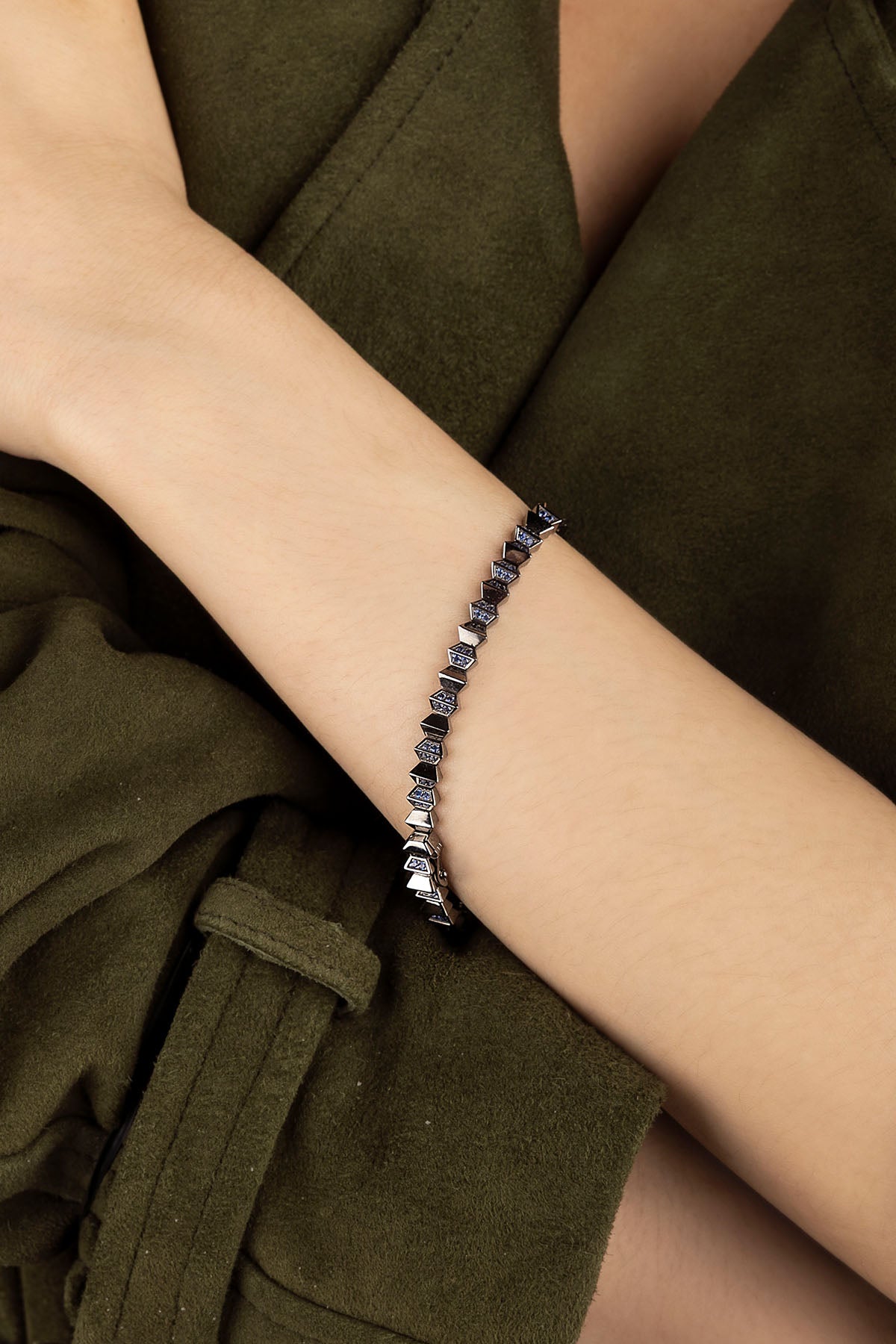 02-WB5610KBR-APM-Monaco-Up-and-Down-Bracelet