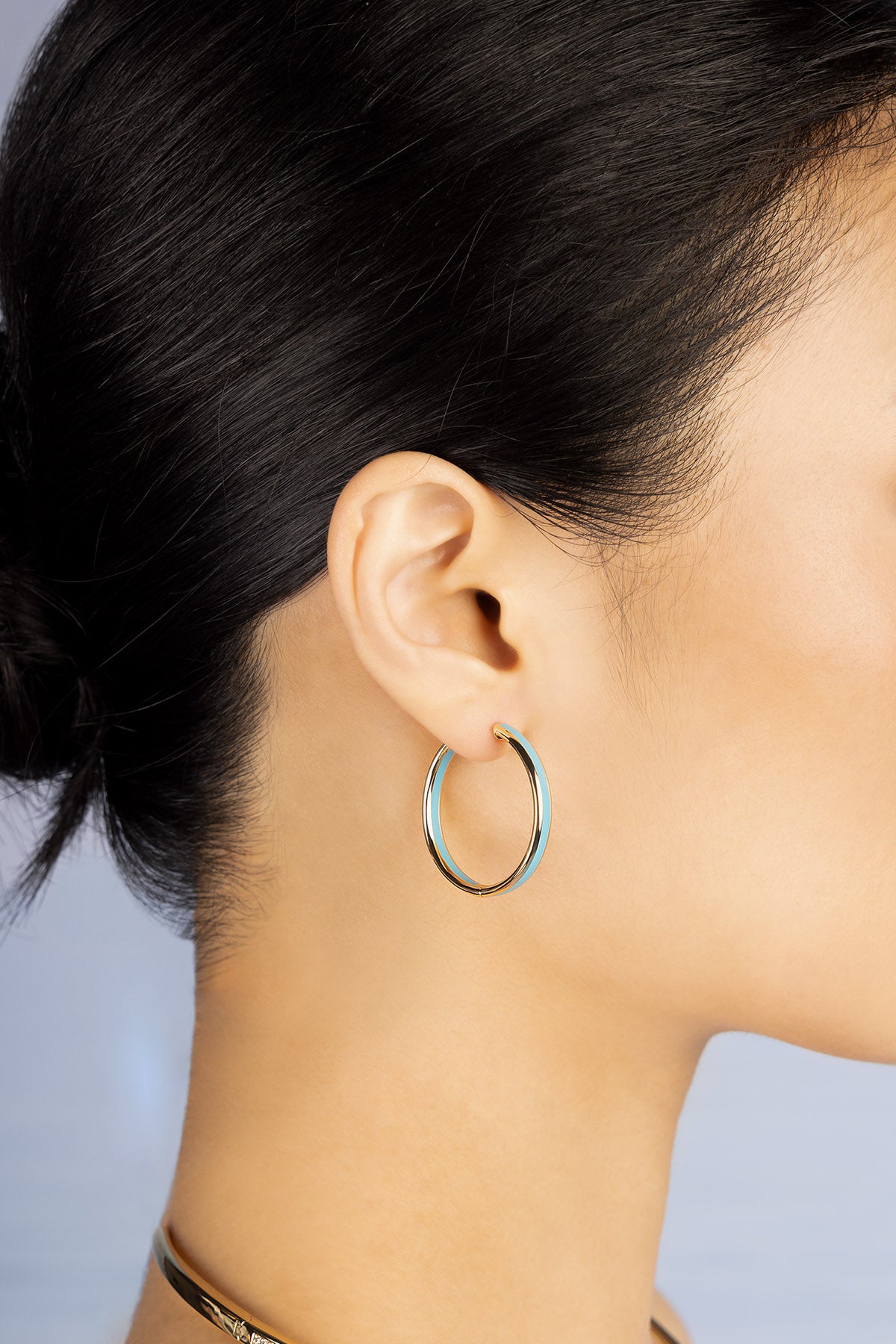 02-YE16890ETU-APM-Monaco-Earrings-Worn