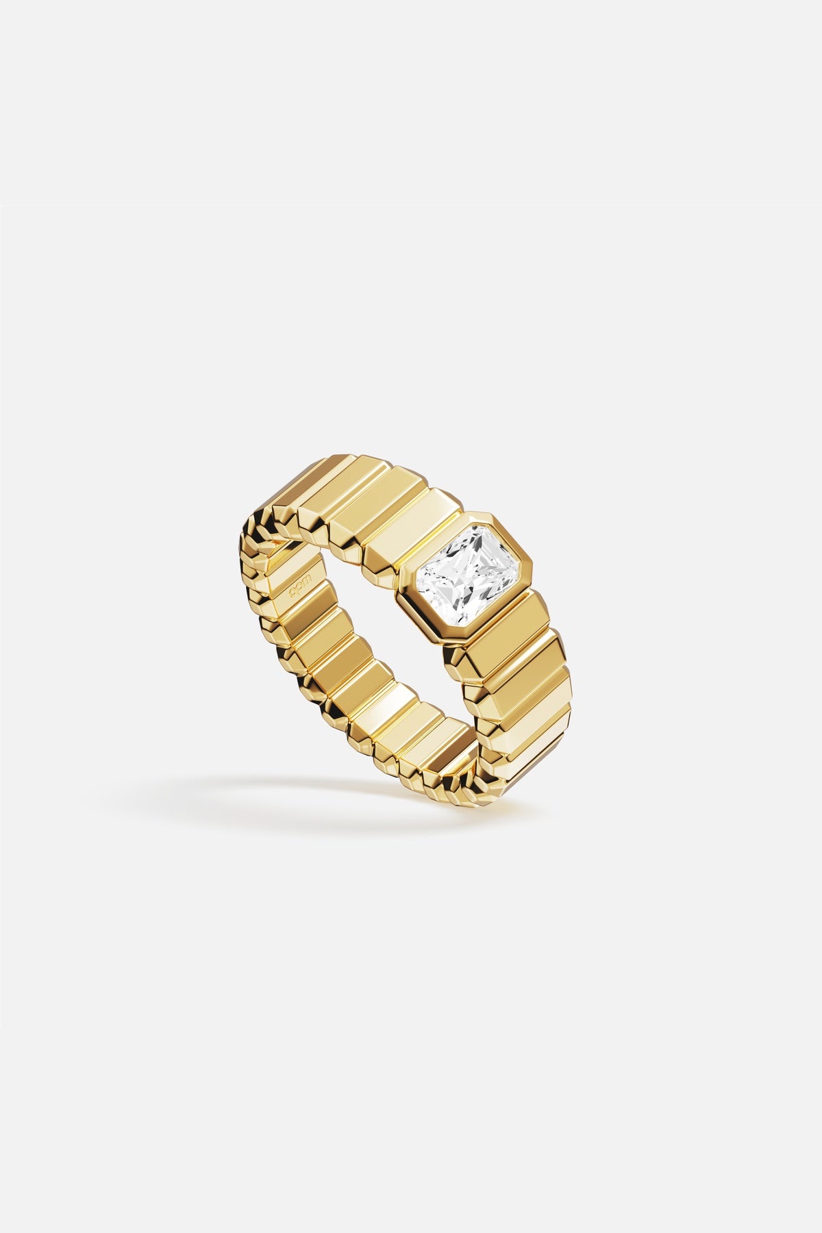APM Ring in golden color, sculpted lines and a luminous solitaire, quietly bold.