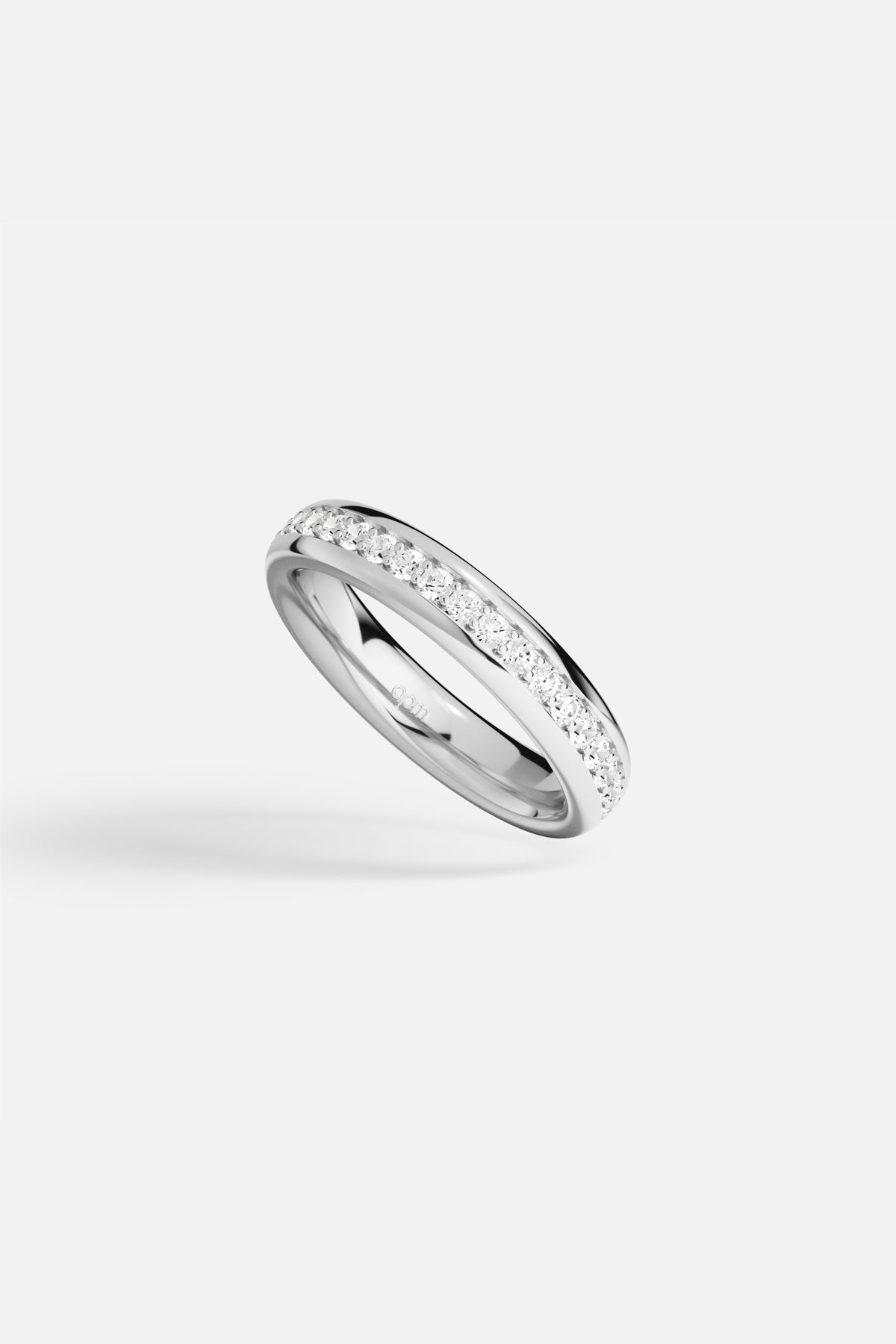 APM Ring in rhodium finish, a luminous band of quiet everyday elegance.