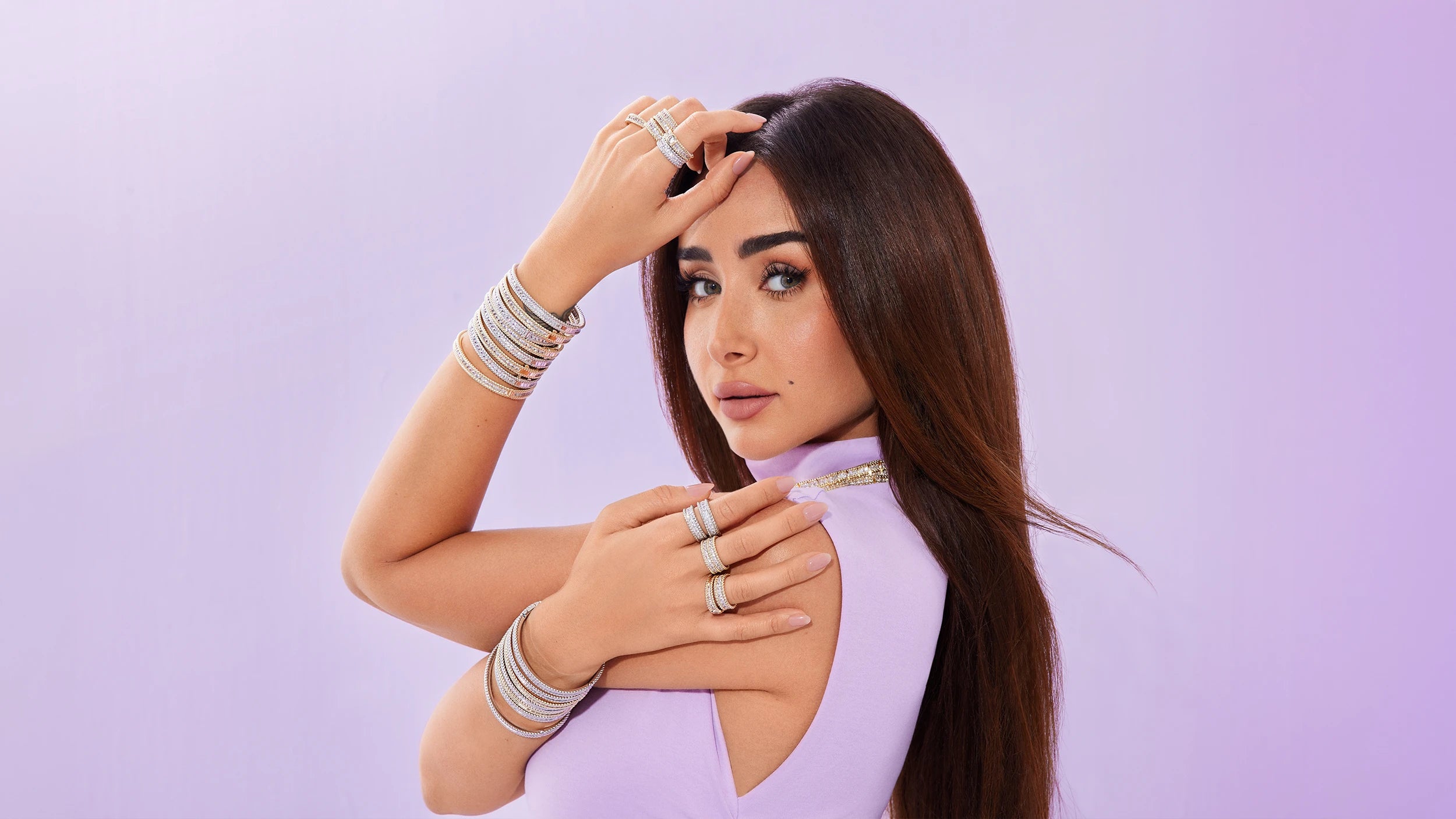 Hannah in a light purple outfit with APM MONACO Torsade jewelry set against a light purple background