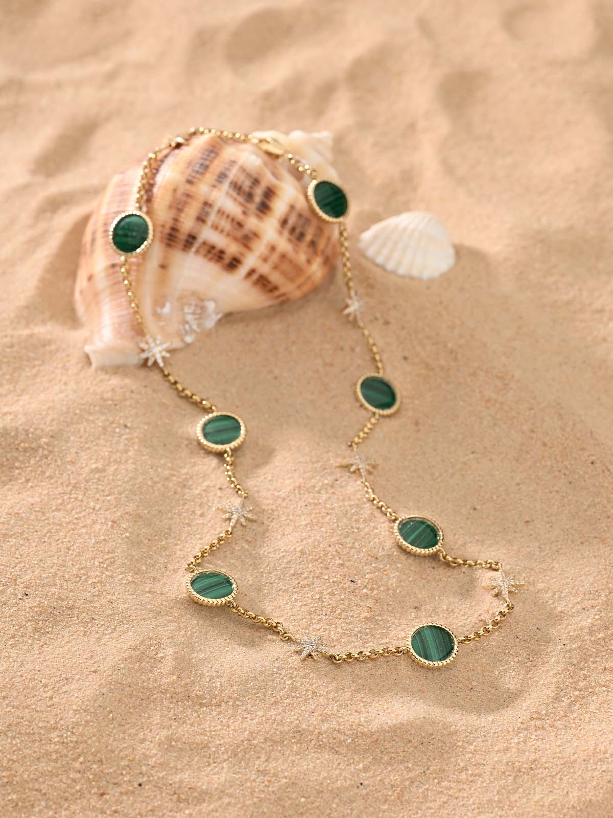 Choker necklace with malachite green and pavé Météorites on sand with shells