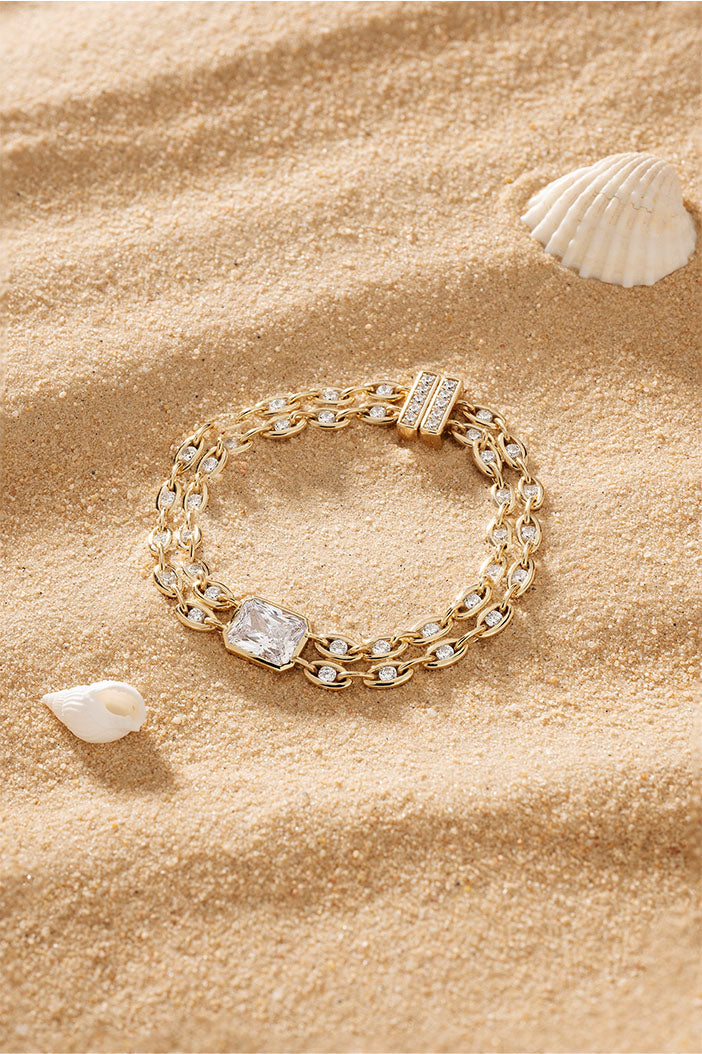APM Monaco Éclat Chain Bracelet in yellow gold on soft beach