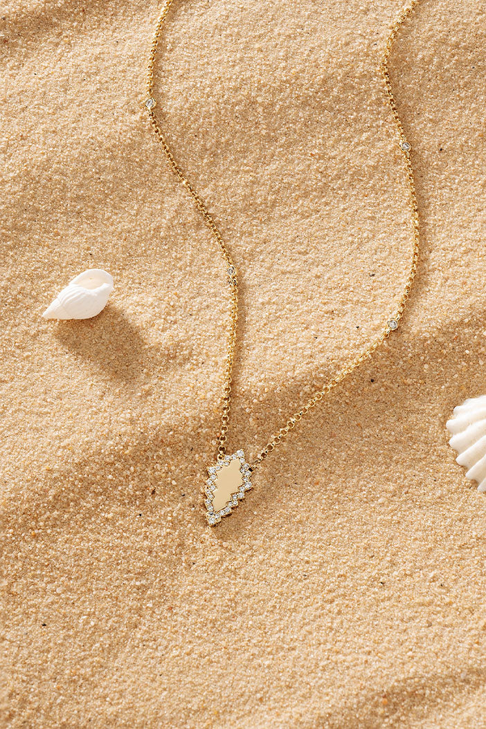 APM Monaco Éclat Adjustable Necklace in Yellow Gold on soft beach