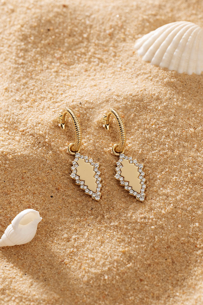APM Monaco Éclat Hoop Earrings in Yellow Gold on soft beach
